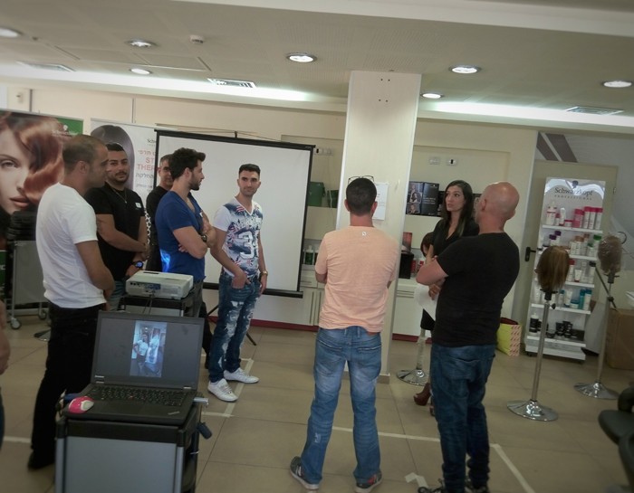 סיוון מדמוני, מדריכה מוסמכת של שוורצקופף פרופשיונל, בסמינר מעשי למעצבי שיער. סיוון מדמוני, מדריכה מוסמכת של שוורצקופף פרופשיונל, בסמינר מעשי למעצבי שיער.