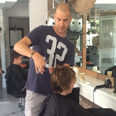 מספרת חייקה אחת מהמספרות הגדולות בארץ עם צוות עובדים גדול