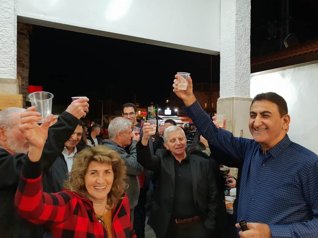 עמוס דאודי חוגג מיקום חדש עמוס דאודי חוגג מיקום חדש