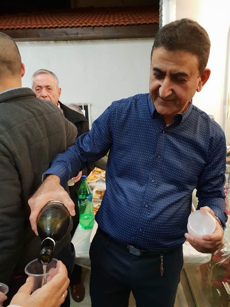 עמוס דאודי מוזג כוסית בפתיחת המספרה עמוס דאודי מוזג כוסית בפתיחת המספרה